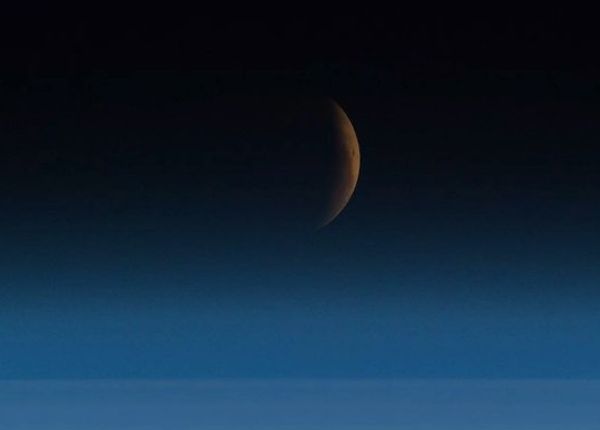 ASTRONAUTS CAPTURE THE BLOOD MOON FROM SPACE, AND THE PHOTOS ARE BREATHTAKING 