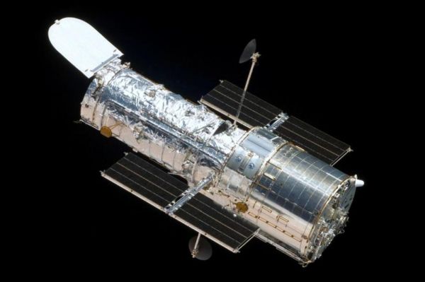 GYROSCOPE MALFUNCTION FORCES HUBBLE SPACE TELESCOPES INTO SAFE MODE