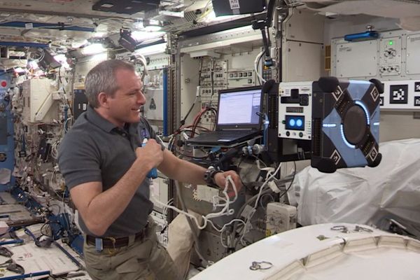 NASA'S ASTROBEE CUBE ROBOT FLIES IN SPACE FOR THE FIRST TIME