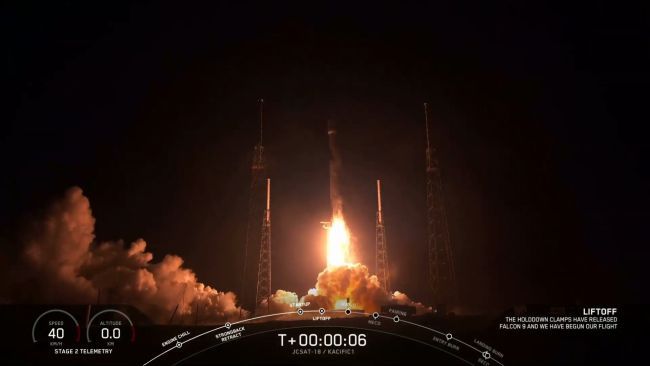 SPACEX FALCON 9 LAUNCHES HEAVYWEIGHT SATELLITE INTO ORBIT, NAILS ROCKET LANDING