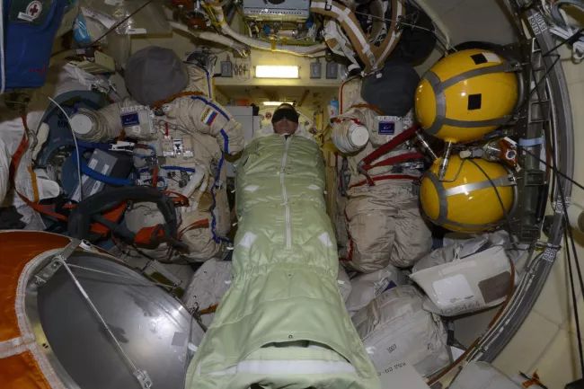 SPACE STATION CREW SPEND EXTRA NIGHT IN RUSSIAN SEGMENT AS AIR LEAK INVESTIGATION CONTINUES