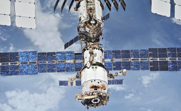 SEARCH CONTINUES FOR SMALL AIR LEAK ON SPACE STATION