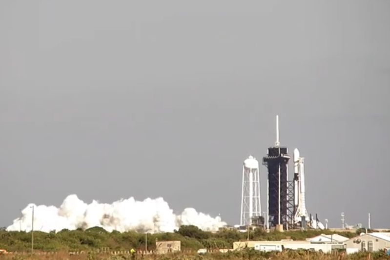 SPACEX FIRES UP NEXT EIGHT-FLIGHT FALCON 9 BOOSTER FOR TUESDAY STARLINK LAUNCH