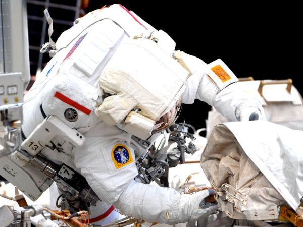 SPACEWALKING ASTRONAUTS WRAP UP MAINTENANCE WORK ON SPACE STATION