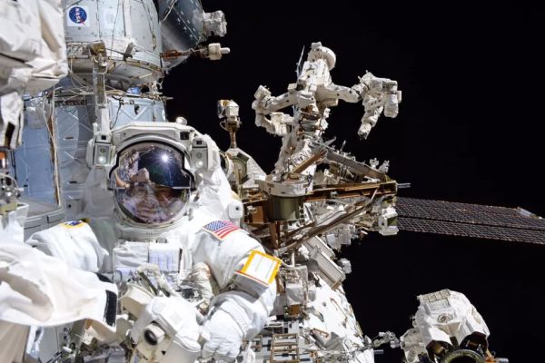 ASTRONAUT MEDICAL ISSUE FORCES NASA TO CALL OFF SPACEWALK AT SPACE STATION