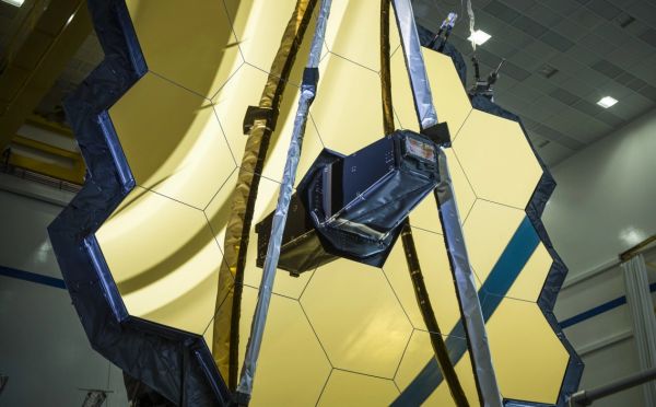 The mirror of the James Webb Space Telescope: looking into the past