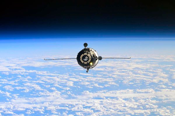 PROGRESS SUPPLY FREIGHTER DOCKS WITH SPACE STATION