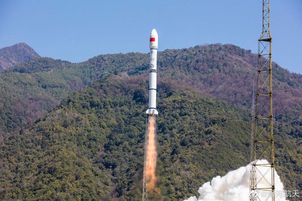 LONG MARCH ROCKET DEPLOYS SIX CHINESE INTERNET SATELLITES