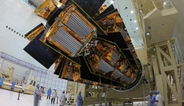 ONEWEB NOT EAGER TO TEAR UP LAUNCH CONTRACT WITH ARIANESPACE