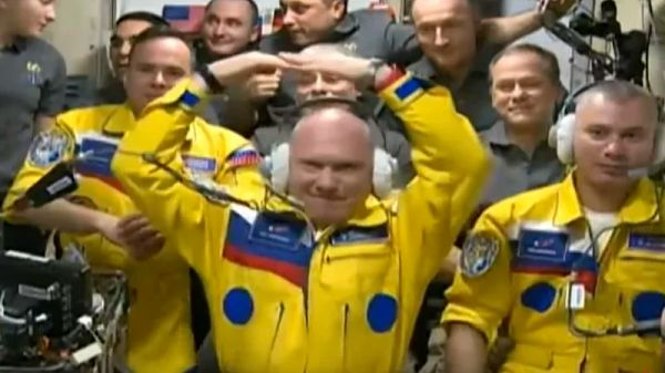 NO, RUSSIAN COSMONAUTS WERE NOT MAKING A PRO-UKRAINE STATEMENT WITH THEIR SPACESUITS
