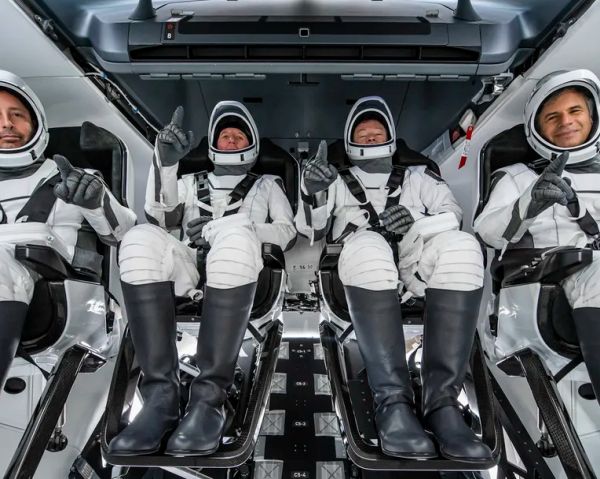 SPACEX POISED TO SEND FIRST PRIVATE CREW TO THE INTERNATIONAL SPACE STATION FOR AXIOM SPACE