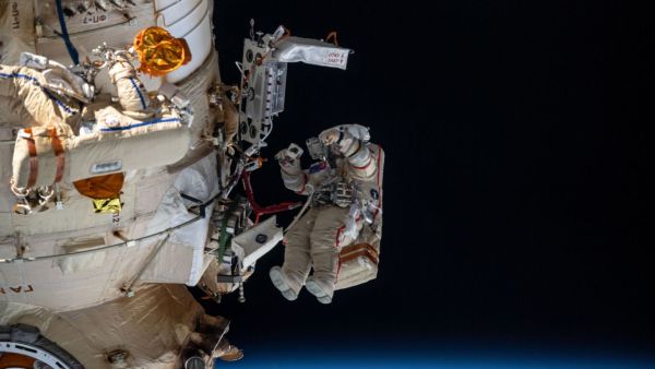 RUSSIAN SPACEWALKERS ‘FLEX’ SPACE STATION’S ROBOTIC ARM