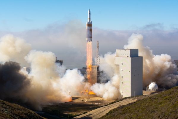 Delta 4-Heavy rocket deploys spysat on final planned mission from ‘Slick Six’ 