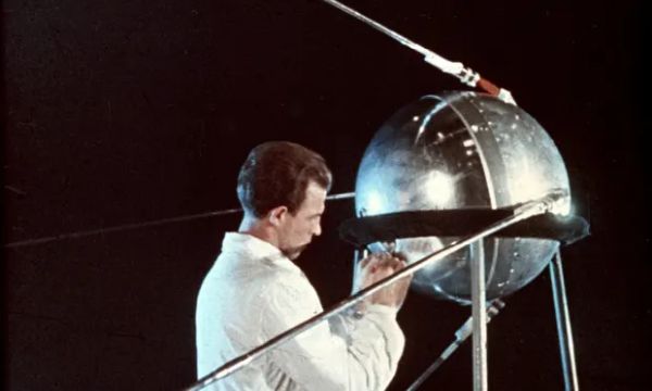 Russia launches the first artificial Earth satellite – archive 1957