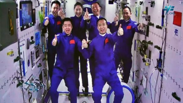 China has 6 astronauts in space for the 1st time