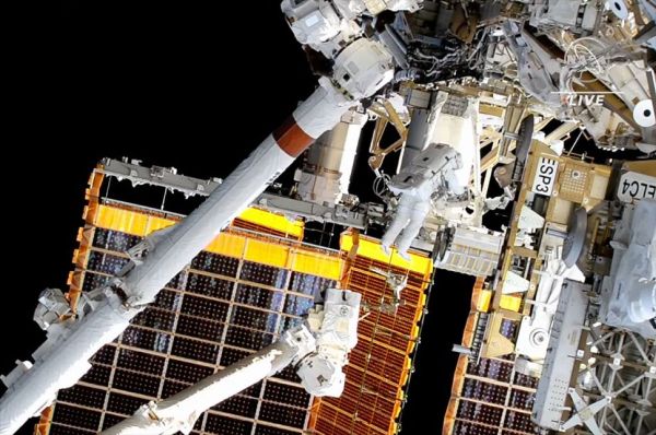 NASA ASTRONAUTS DEPLOY 5TH ROLL-OUT SOLAR ARRAY ON SPACEWALK OUTSIDE SPACE STATION