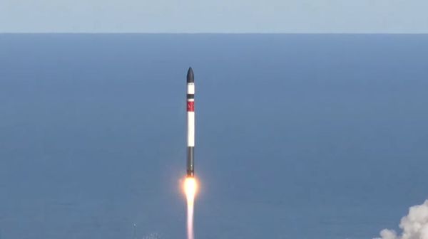 ROCKET LAB LAUNCHES 7 SATELLITES, RECOVERS BOOSTER AFTER OCEAN SPLASHDOWN