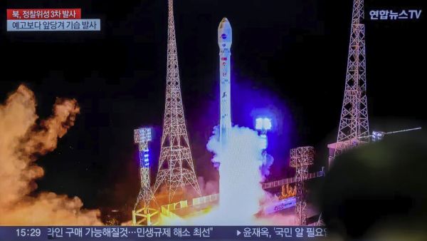 North Korea rocket explodes during spy satellite launch, and meteor hunters caught it on camera
