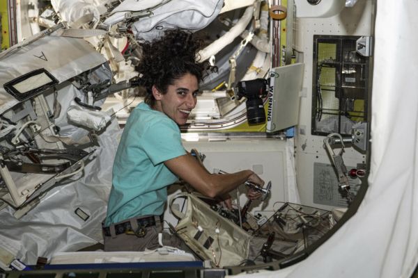 SPACESUIT LOOP SCRUBS AND ROUTINE STATION MAINTENANCE FOR CREW ON THURSDAY
