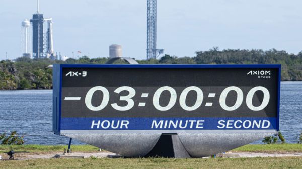 SPACEX ORDERS 24-HOUR DELAY FOR COMMERCIAL SPACE STATION FLIGHT